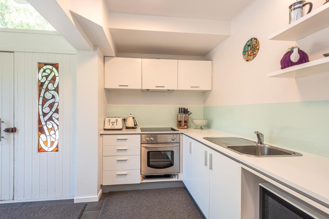 Appartamento Retro Living - Lush Garden Christchurch Esterno foto