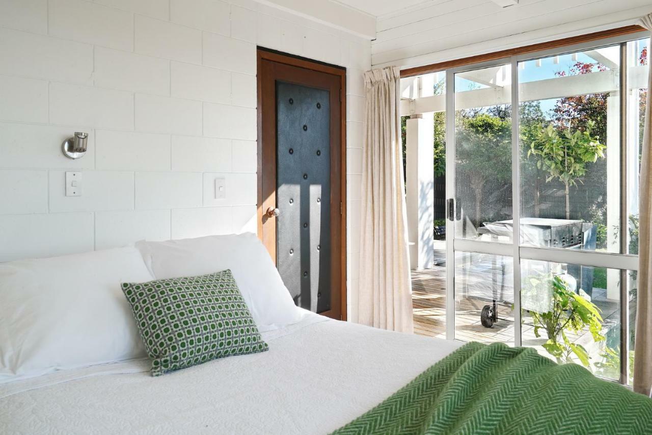 Appartamento Retro Living - Lush Garden Christchurch Esterno foto